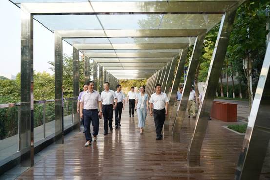 1561718809338444.jpg 专家组与校领导漫步绿道