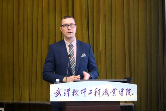 1542940578105496.jpg 劳里·尹纳市长演讲