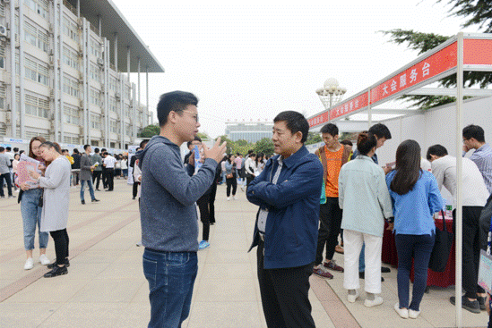 1539589351477136.gif 我校创业学生回校招学弟学妹