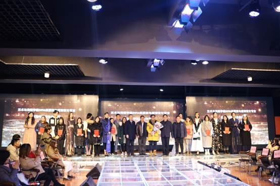 1546848673829996.jpg 校长马蜂颁奖.JPG