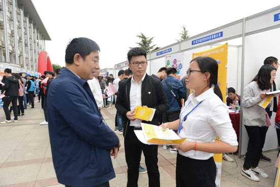 1539589349739156.gif 我校毕业生作为企业代表前来招聘