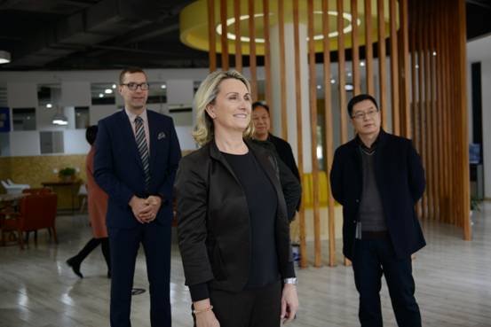 1542940575416289.jpg 体验Hi搭闪电试衣互动平台