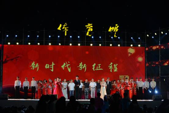 1538013838459106.jpg 领导嘉宾同演职人员合影留恋