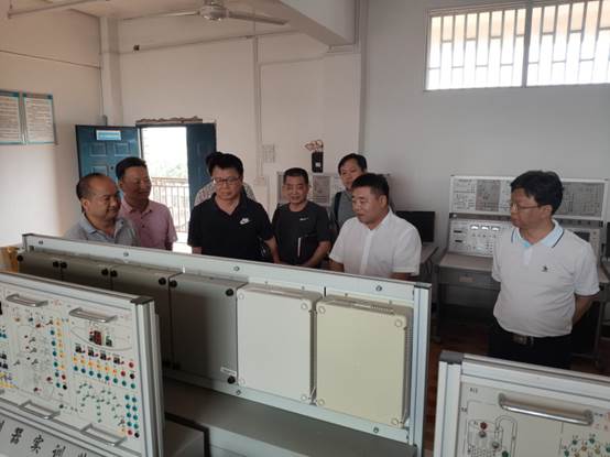 1562338817456524.jpg 参观机械电子机器设备