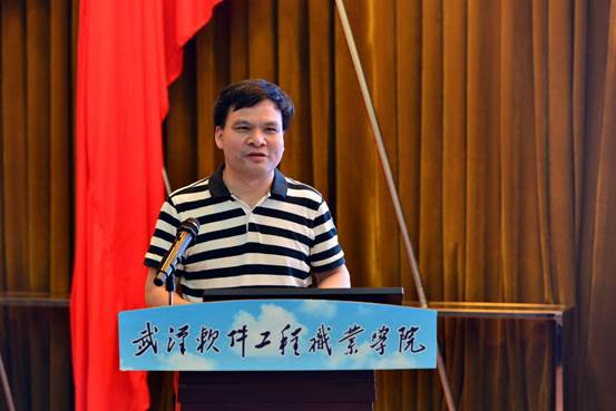 1561629301301824.jpg 湖北省教育科学研究院副院长朱圣芳讲话